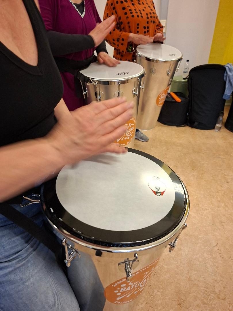 Timbaleiras Spelare med handtrummor